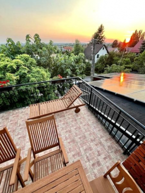 House of Sunset, Gyenesdias